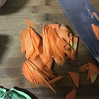 荷兰豆藕片炒腊肠的做法图解2