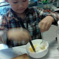 7岁半孩子自制鸡蛋火腿煎饼的做法图解1