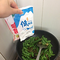 扁豆炒酸菜的做法图解4