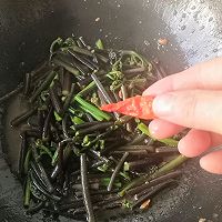 炒蕨菜的做法图解6