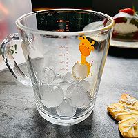 圣诞饮品，草莓雪碧益生菌的做法图解1