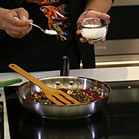 #一口新年味，全家享佳味#年夜饭主菜，加拿大北极虾海鲜干锅的做法图解5