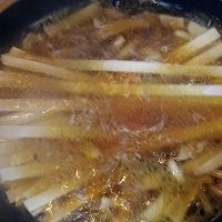 海鲜菇肉片面条汤的做法图解5