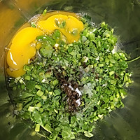 芹菜鸡蛋饼的做法图解1