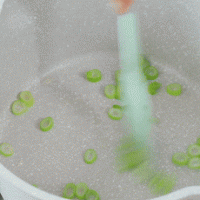 虾仁口蘑味噌汤【宝宝辅食】的做法图解2