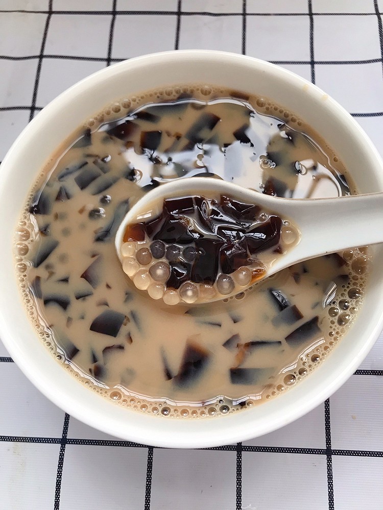 西米黑凉粉奶茶的做法