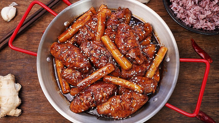 可乐鸡翅年糕！吃一次就念念不忘的做法