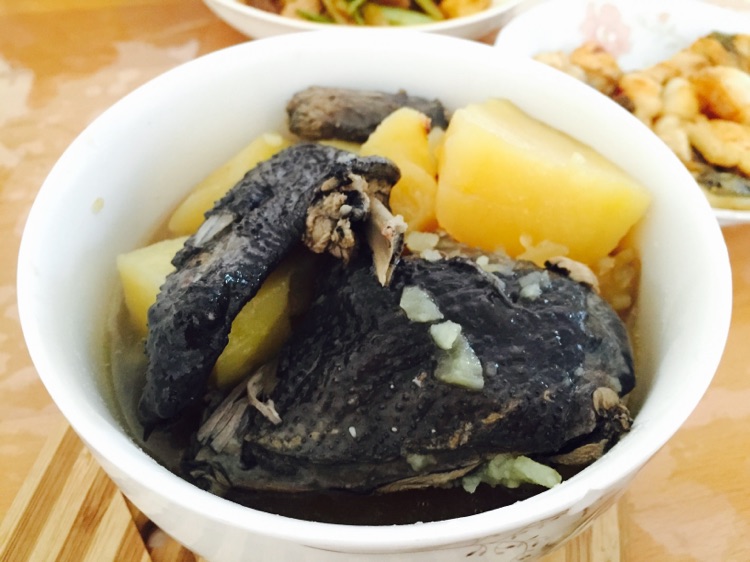 土豆乌鸡汤的做法图解2