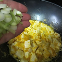 咸蛋黄鲜虾烩豆腐的做法图解8