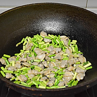 #豪吉小香风 做菜超吃香#麻辣蒜薹炒花蛤肉的做法图解6