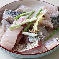 【豆腐炖鱼汤】#快手又营养，我家的冬日必备菜品#的做法图解2