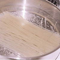 酸辣米粉拌菠菜的做法图解1