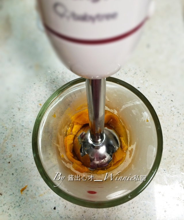 【私房奶香鸡蛋南瓜羹】#比暖男更暖的是#的做法图解2