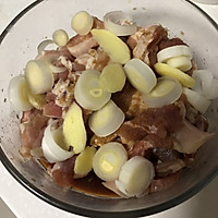 【东北料理】酸菜烤五花肉的做法图解1
