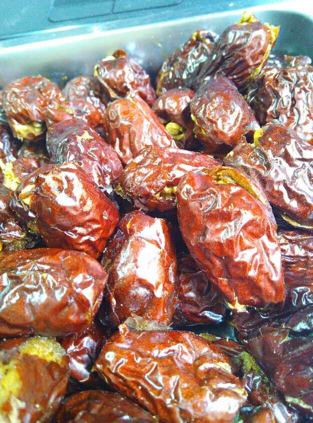 红枣核桃阿胶芝麻的做法图解1