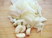 板栗烧排骨的做法图解2