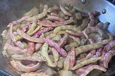 东北黄金勾豆角焖五花肉