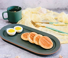 #硬核菜谱制作人#黄金软糯早餐—原味松饼的做法