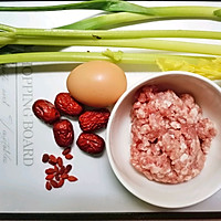 健康美味的红枣芹菜瘦肉粥的做法图解1