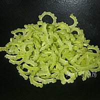 苦瓜炒鸡蛋的做法图解3