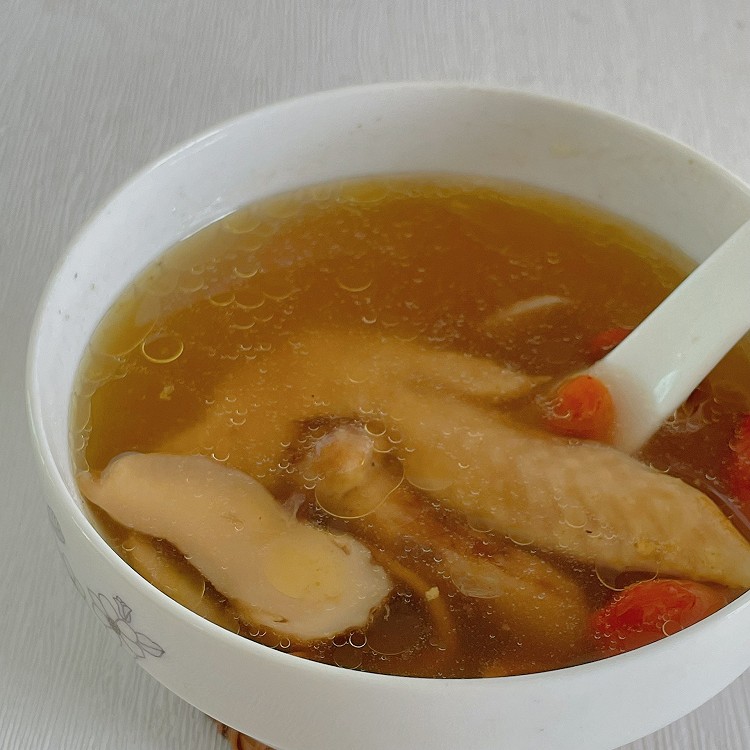 养颜养胃的松茸鸡汤的做法