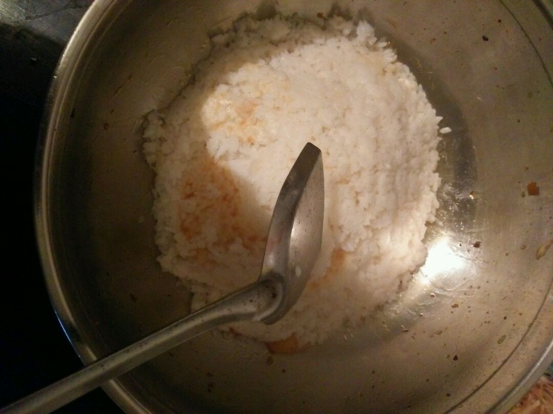 将电饭煲里蒸好的米饭盛起,将炒好的红薯放至锅底,饭则覆盖之.
