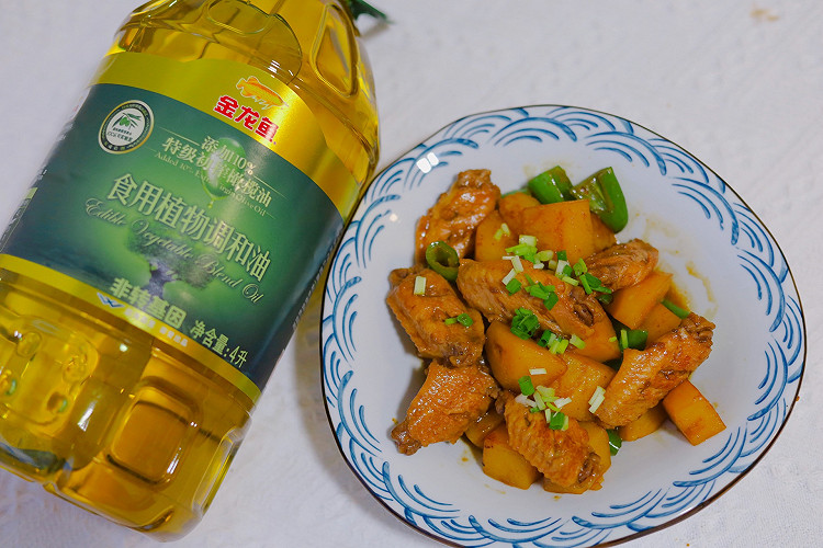 土豆焖鸡翅的做法