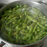 家庭秘制炒毛豆的做法图解2