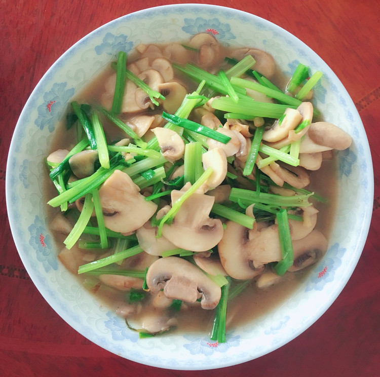 芹菜炒蘑菇的做法