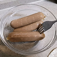手抓饼做【烤肠毛毛虫】的做法图解2