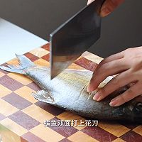 怀旧美食·紫苏烧鳊鱼的做法图解3
