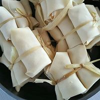 酱汤干豆腐肉卷的做法图解3