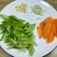 青椒香菇炒鸡蛋的做法图解1