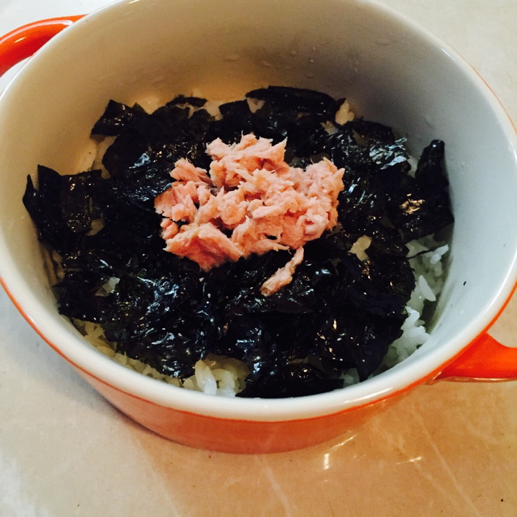 金枪鱼饭团的做法