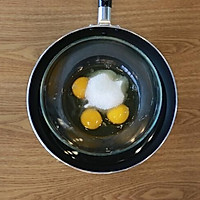 西屋特约之豆沙裱花海绵杯子蛋糕的做法图解2