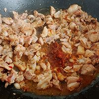 麻辣酱焖扁豆鸡的做法图解3