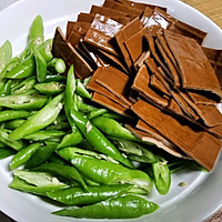 青椒鸡蛋卤豆干的做法图解1