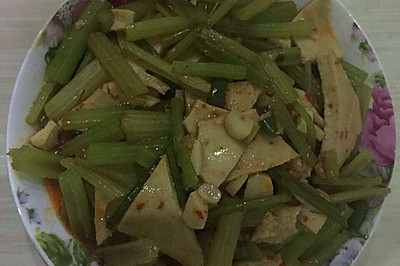 芹菜炒千叶豆腐