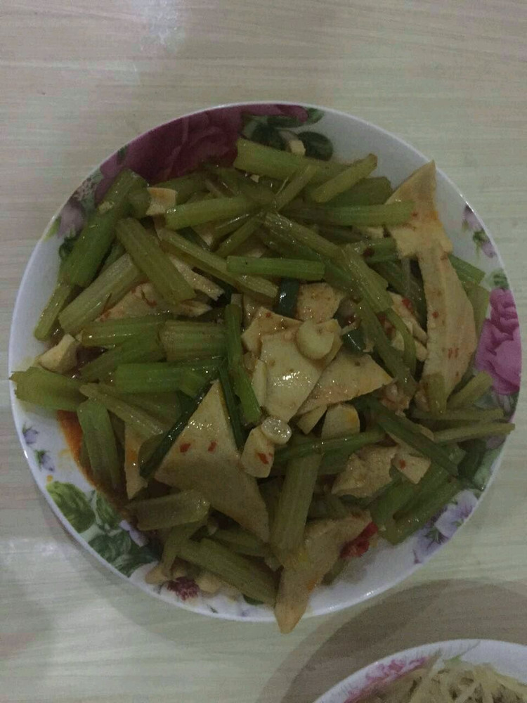 芹菜炒千叶豆腐的做法