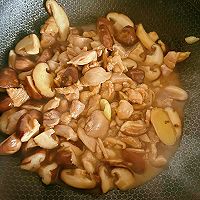 香菇炒鸡肉的做法图解5