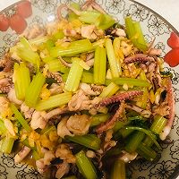 清新爽口【芹菜炒鱿鱼】唇齿留香，详解版的做法图解11