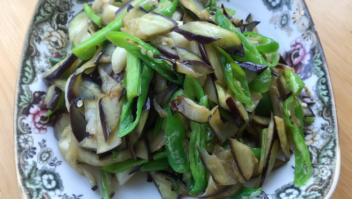 清香不油腻的青椒炒茄子，做法健康色泽鲜亮