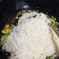 #金龙鱼橄调-橄想橄做#香肠豌豆糯米饭的做法图解5