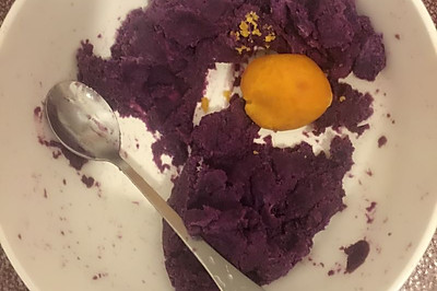 紫薯咸蛋焗馒头