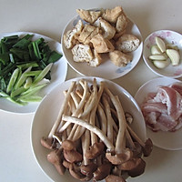 茶树菇豆腐泡五花肉的做法图解1