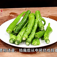 5分钟就搞定的快手菜“青椒耳根”, 香气扑鼻, 味道鲜美的做法图解2