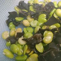 蚕豆炒河虾的做法图解1