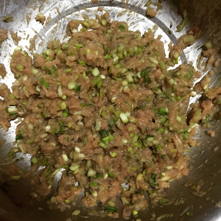 包子（虾仁鲜肉包）的做法图解2