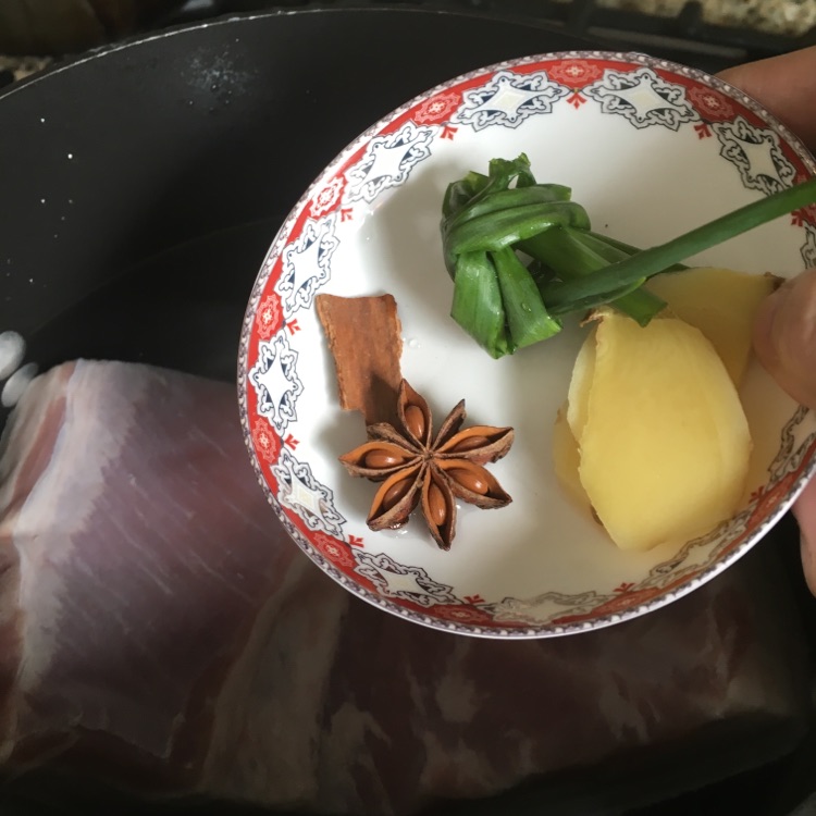 节庆菜-梅菜扣肉配荷叶割包的做法图解3