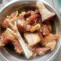 姜丝焖鸡的做法图解2
